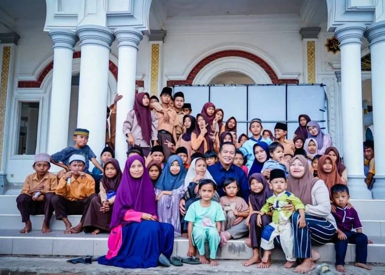Gubernur NTB Lalu Muhamad Iqbal mengajak anak-anak di Lunyuk, Sumbawa, menjaga kelestarian alam dan lingkungan dalam suasana santai dan hangat.